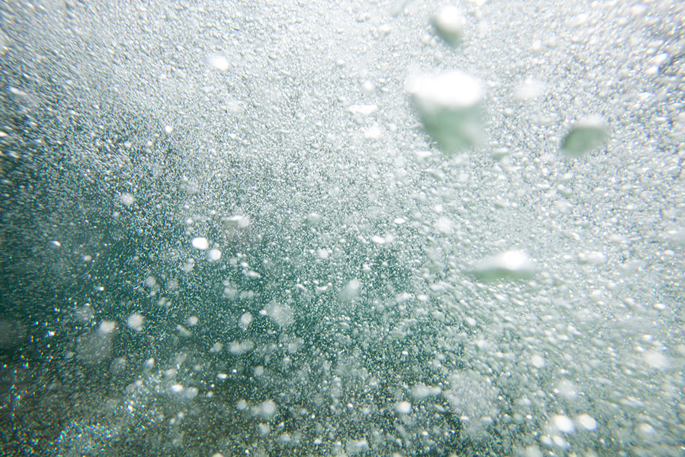 fotografía de agua de la isla de ons desde dentro del agua.