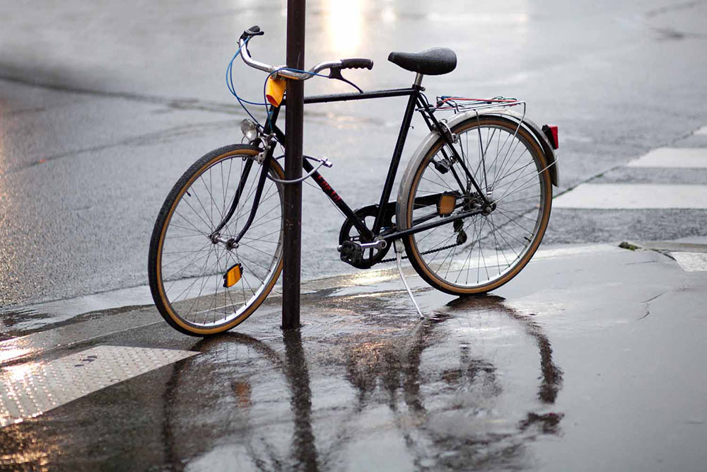 bicicleta atada en farola