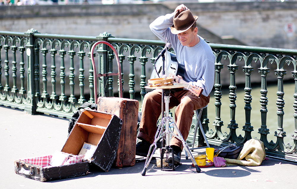 Músico tocando en París.
