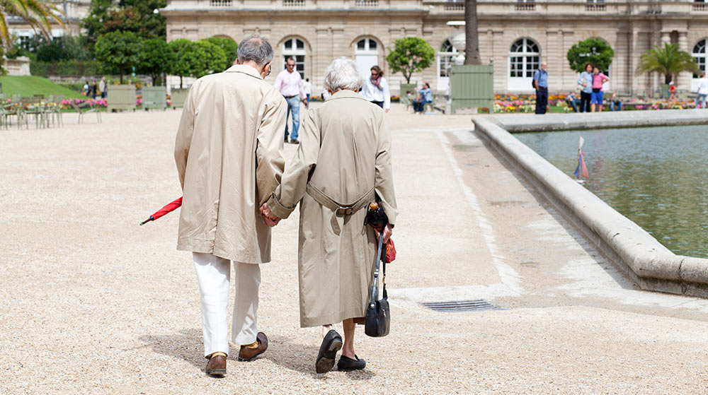 Pareja de ancianos paseando por París.
