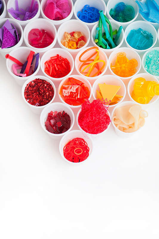 Piezas Sueltas el juego infinito de crear vasos de plástico de colores, loose parts