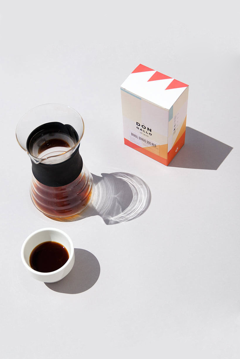 bodegón taza, caja y cafetera de filtro