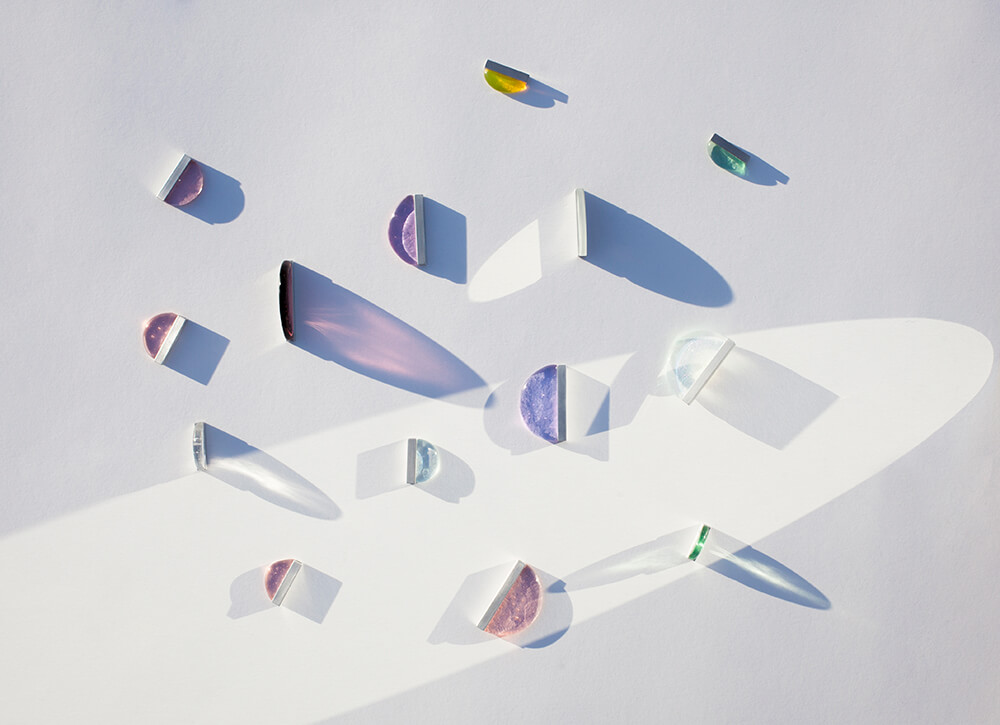 piezas de cristal con reflejo de sol